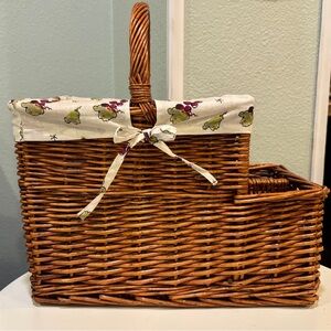 Wicker Picnic Basket in Classic Choice for Outdoor Dining